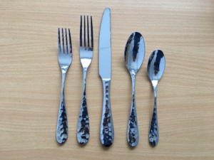 Ensemble de couverts en acier inoxydable avec manche martelé unique, cuillère et fourchette argentées, pour les fêtes - Product Image 1