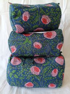 Sacs à cosmétiques en coton matelassé pour femmes de haute qualité, imprimés à la main avec fermeture éclair durable, capacité moyenne, écologiques - Product Image 1