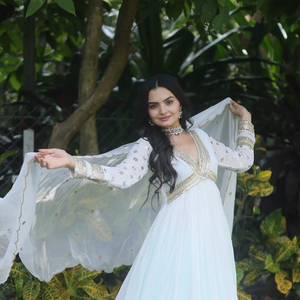 Vestido Alia con Dupatta, Diseño Floral con Bordado, Lentejuelas y Trabajo de Zari, Vestido de Seda Rusa con Bordado y Dupatta - Product Image 1