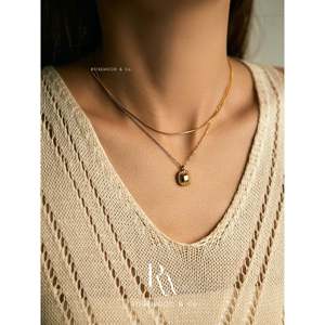 Collana con Ciondolo Quadrato Dorato a Forma di Croissant, Antiossidante, Texture Geometrica, Collana Stratificata, Regalo alla Moda - Product Image 3