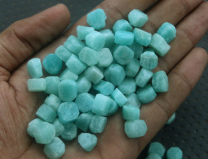 25 piezas de piedras preciosas sueltas de amazonita naturales de 8-10 MM sin pulir cristales extraídos de tierra cruda piedras curativas sin procesar - Product Image 3