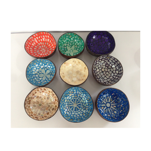 Cuenco de cáscara de coco pulido con agarre cómodo y bordes redondeados, ideal para servir el desayuno o alimentos secos - Product Image 6