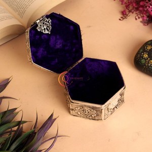 Boîte à bijoux faite à la main en laiton de style vintage Boîte de présentation de bijoux de forme hexagonale au design luxueux à bas prix - Product Image 6