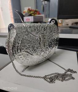 กระเป๋าคลัทช์ทรงสี่เหลี่ยมผืนผ้าทำมือจากทองเหลืองคุณภาพพรีเมียมอินเดีย ชุบเงินออกซิไดซ์ ดีไซน์ทันสมัย เหมาะสำหรับงานแต่งงาน - Product Image 6