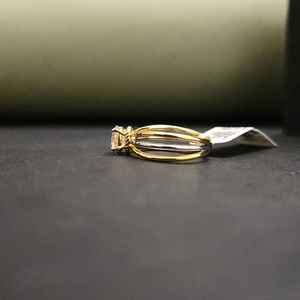 Anillo de Compromiso Exclusivo de Tres Hileras de Moissanita con Corte Redondo en Oro Amarillo y Plata de Ley 925, Certificado IGI, Estilo Moderno - Product Image 3