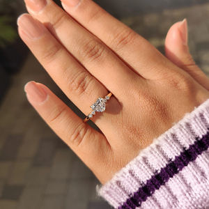 Bague en diamant de laboratoire en forme de cœur de 1,50 à 5,00 carats avec pierres latérales rondes pour femmes, bijoux en or 10K/14K/18K/PT950/S925 - Product Image 4