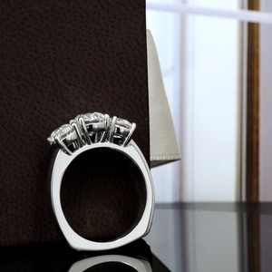 En gros, Ensemble de bagues de mariage et de fiançailles chrétiennes hip-hop en argent sterling 925 avec moissanite certifiée IGI taille poire et sertissage à griffes - Product Image 5