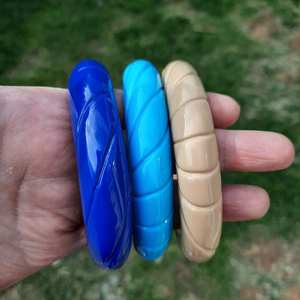 Brazaletes de resina facetada etérea - Product Image 3