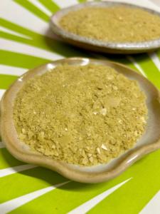 Flocons de cire de carnauba jaune BIO Prime de type 1 biologique, idéal pour les aliments, les cosmétiques corporels et le polissage automobile. - Product Image 2