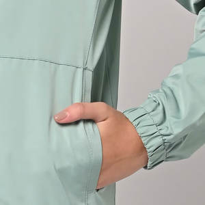 Chaqueta cortavientos deportiva transpirable personalizada para mujer, chaqueta cortavientos ligera e impermeable con cremallera - Product Image 5