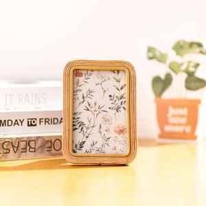 Cadre photo en bois rustique fabriqué à la main Design en bois d'acacia et rotin écologique pour la décoration de table de bureau à domicile et les cadeaux - Product Image 6