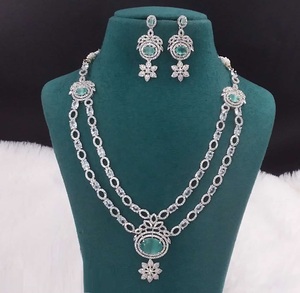 Ensemble de boucles d'oreilles collier en pierre AD de luxe le plus vendu pour les femmes pour les fêtes et événements bijoux en laiton de l'Inde pour l'approvisionnement mondial - Product Image 2