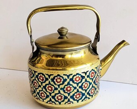 Tetera de acero pintada a mano dorada con intrincados patrones florales rojos y verdes, una tetera impresionante, a precios de mayorista. - Product Image 4