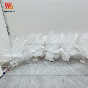 Installation artistique géante en soie faite à la main, de luxe et sur mesure, pour la décoration de la scène de mariage, de l'allée et comme centre de table, avec fleur géante décorative - Product Image 3