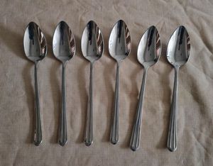 Ensemble de cuillères en acier inoxydable au design incroyable, matériau en acier inoxydable miroir, durable pour les repas quotidiens, les occasions spéciales pour les familles - Product Image 1