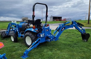 รถแทรกเตอร์ขนาดเล็ก รุ่น LS MT225S ปี 2024 พร้อมเครื่องยนต์ เกียร์ ลูกปืน ตัวตักด้านหน้า และอุปกรณ์ขุดดินด้านหลัง - จัดส่งรวดเร็ว - Product Image 2