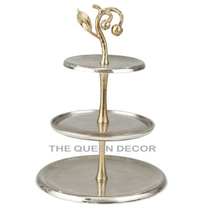 Support de gâteau en métal aluminium vintage fabriqué à la main avec des détails antiques de qualité supérieure pour une utilisation à la maison dans une boulangerie et un restaurant - Product Image 1