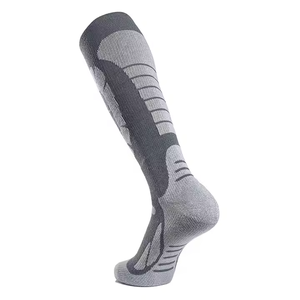 Chaussettes de sport antidérapantes de haute qualité pour hommes avec impression de logo personnalisé Nouvelle collection de chaussettes Crew en polyester - Product Image 3