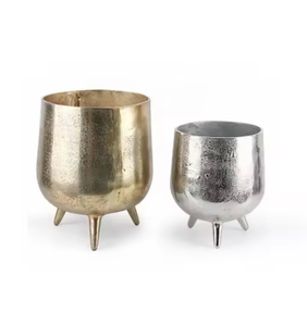 Ensemble artisanal de luxe de la plus haute qualité de deux jardinières en métal de ferme avec supports durables à trois pieds pour la décoration de la maison et du jardin - Product Image 1