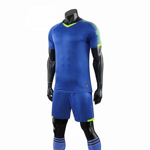 Camiseta de fútbol personalizada para adultos y hombres, uniforme de fútbol de poliéster 100% transpirable de manga corta de secado rápido para todas las estaciones - Product Image 5