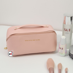 Nueva bolsa de cosméticos elegante de alta calidad Color sólido único OEM PU cuero mano llevar gran capacidad cremallera suave viaje neceser - Product Image 1