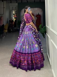 FashionHarbour Traditionnel Shibori Teint Tussar Soie Lehenga Choli avec Ornate Zari Tissage Budget Friendly Wholesale Deal - Product Image 4