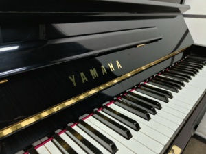 Piano Vertical Yamaha U1A de Alta Calidad con Acabado Negro, Tapa de Madera Sólida, Diseño Clásico y Tacto Suave (400+ Teclas) - Product Image 2