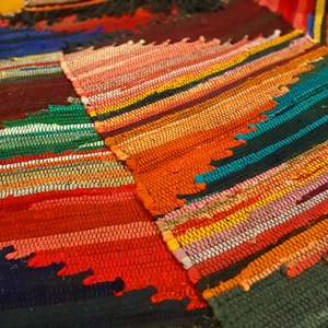 Alfombras de algodón Chindi naranja tejidas a mano, ecológicas con patrones florales únicos y texturas, los mejores precios de la India - Product Image 2