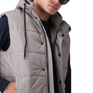 Chaleco Acolchado con Capucha Gris Moderno y Ecológico con Diseño Resistente al Agua y Características de Marca Personalizada Chaquetas para Hombre - Product Image 4