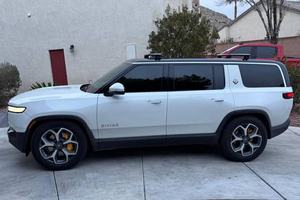 VOITURE ÉLECTRIQUE EXTRÊMEMENT PROPRE 2023 RIVI-AN R1S QUAD-MOTOR AWD GRANDE BATTERIE PRÊTE À ÊTRE EXPÉDIÉE - Product Image 6