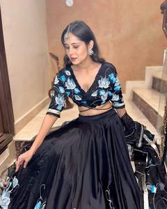 Lehenga choli ผ้าไหมซาตินพิมพ์ลายดีไซน์เนอร์คลาสสิกพร้อมพิมพ์ลายสวยงามและงานปักด้วยมือนักออกแบบงานปาร์ตี้ - Product Image 5