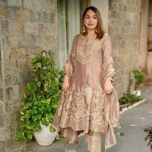 การนำเสนอโดยชุดสูทอนาลกาลีผ้าไหมแฟนซีพร้อมงานปักที่หนักหน่วง - Product Image 1