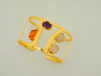 Bracelet de manchette plaqué or avec améthyste naturelle, quartz, pierres de cornaline, design élégant et unique, parfait pour les occasions.
