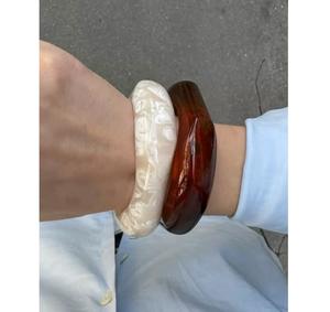 Bracelets élégants en résine pour femmes, finition polie, légers, bijoux de mode pour tenues décontractées et festives, résistants à l'eau, couleurs personnalisables - Product Image 3