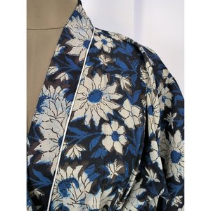 เสื้อคลุมบูโฮลายดอกไม้สีดำราตรีนิรันดร์คิโมโนฤดูร้อนจากอินเดียพิมพ์ลายด้วยมือเสื้อคลุมผ้าฝ้ายคุณภาพเยี่ยมสำหรับชายหาดหรือว่ายน้ำ - Product Image 2
