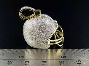 Colgante de Diamantes de Oro Amarillo de 14k con Baño de Rodio Estilo Hip Hop Luxira con Engaste de Garra y Diseño de Casco de la NFL, 4.25 Quilates, para Hombre - Product Image 5