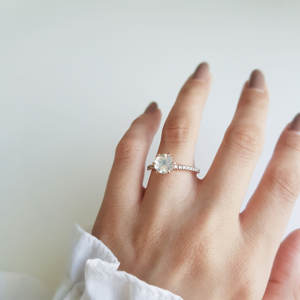 แหวนทองคำแท้ 14K ประดับด้วยมูนสโตนสีรุ้งธรรมชาติและเพชร ดีไซน์หรูหราสำหรับทุกเพศ เหมาะสำหรับเป็นของขวัญวันเกิดเดือนมิถุนายน หรือวันครบรอบแต่งงาน - Product Image 3