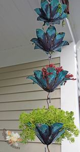 Cadena de lluvia de flores estriadas, cobre puro hecho a mano, once flores de 3 pulgadas, cadena de latón, diseño artístico, promueve un hermoso flujo de agua - Product Image 2