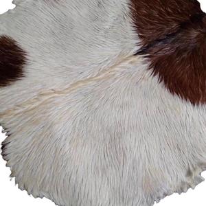 Alfombra de piel de cabra auténtica con un patrón natural de manchas blancas y marrones, pieles de tambor - Product Image 6