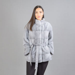 Elegante Chaqueta de Piel de Visón Gris con Cinturón de Cuero - Product Image 1