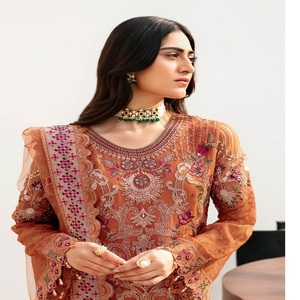 Costume trois pièces Salwar Kameez pour femmes en mousseline de soie brodée pakistanaise Panjabi robe de soirée conçue Ramsha Vol A-8 pour adultes - Product Image 2