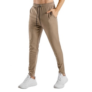 Joggers de alta calidad para hombre, pantalones de chándal informales para gimnasio personalizados, pantalones de chándal ajustados de algodón y poliéster con bolsillos con cremallera - Product Image 1