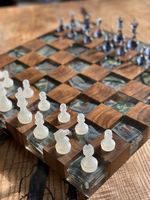 BOÎTE D'ÉCHECS EN BOIS ET RÉSINE PERSONNALISÉE DE QUALITE HOMME Ensemble de jeu d'échecs en résine de luxe Pièce d'échecs rouge noir par Tayyab Handicraft