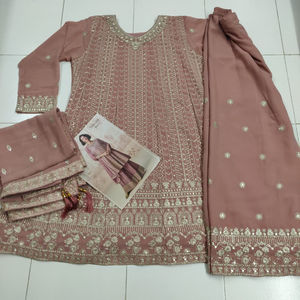 Ensemble en georgette Heavy Fox avec broderie, pantalon palazzo en georgette Heavy Fox avec broderie, dupatta en georgette Heavy Fox avec imprimé - Product Image 1