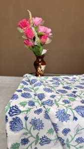 Tissu en rayonne imprimé à la main avec des motifs floraux bleus, tissu imprimé à la main en bloc, vendu au mètre - Product Image 5