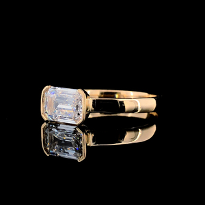 Reflejo de anillo de diamante corte esmeralda clásico brillo dorado - Product Image 2