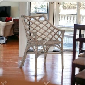 Chaise de salle à manger bohème moderne en rotin brun naturel avec accoudoirs inclinés Chaise en rotin tissé de patio pour l'extérieur pour l'arrière-cour - Product Image 1