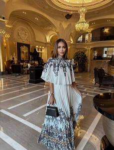 Abito Midi Elegante Plissettato in Cotone Traspirante, Prodotto in Turchia, con Collo Quadrato e Senza Maniche, Vestibilità Aderente, Vita Naturale, Ideale per l'Ufficio - Vendita all'Ingrosso - Product Image 4