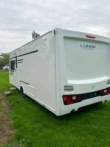 Caravana de Aluminio de Lujo Personalizable 4x4, Capacidad de Carga Útil de 2060 kg, Capacidad para 4-6 Personas, Dormitorio para Aventuras Todoterreno, RV Familiar - Product Image 6