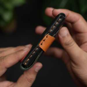 WF Leathercraft No. Cartera Delgada Unisex 101 Todo en Uno, Hecha a Mano, de Comercio Justo, Negra y Marrón, con Cuero de Vaca Curtido Vegetalmente - Product Image 4